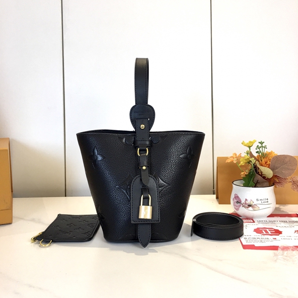 ルイヴィトンバッグ背面デザイン